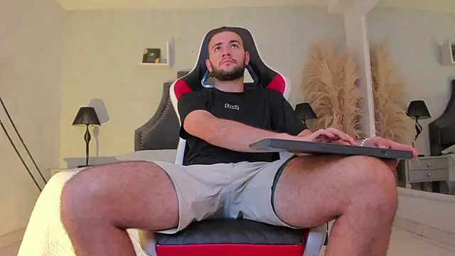 MaximusDick1  online show from 05-15-26, 11:41
