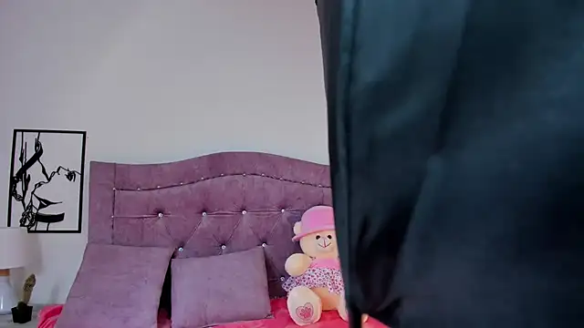 Snapshot of LunaSmitt chatting on 09-28-25, 01:12 LunaSmitt online show from 09-28-25, 01:12