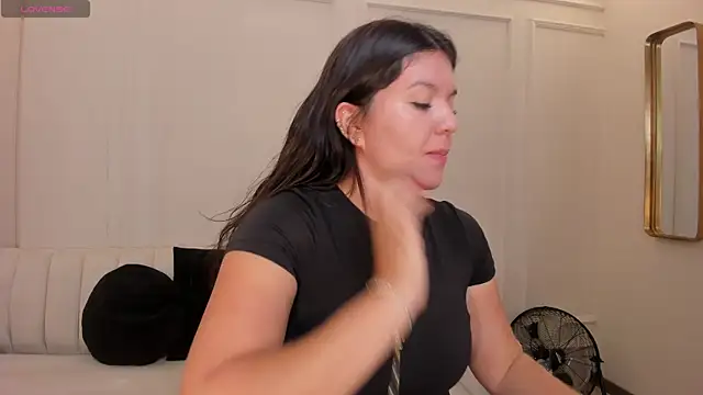 Snapshot of ValeriaRoldanX chatting on 06-20-26, 11:37 ValeriaRoldanX online show from 06-20-26, 11:37