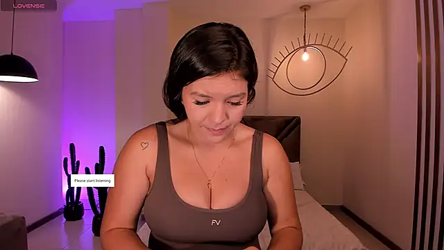 Snapshot of ValeriaRoldanX chatting on 05-17-26, 11:21 ValeriaRoldanX online show from 05-17-26, 11:21