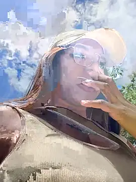 tiana nave online show from 10-12-25, 04:19