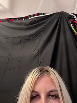 Snapshot of MacTroy chatting on 03-01-26, 12:32 MacTroy online show from 03-01-26, 12:32