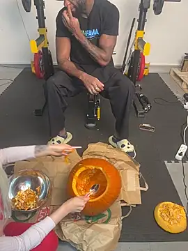 MacTroy online show from 10-16-25, 04:48