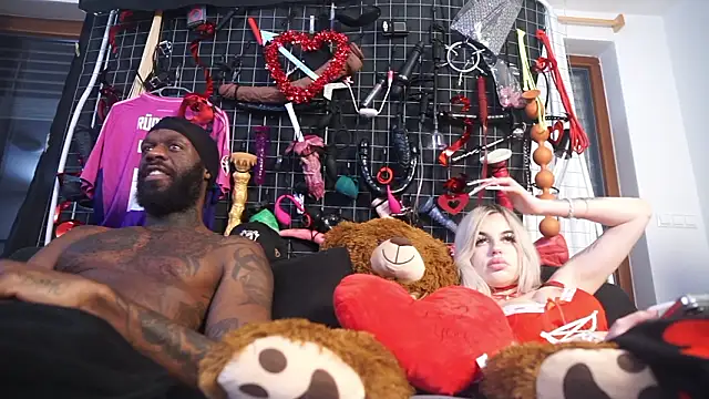 Snapshot of MacTroy chatting on 02-11-26, 11:15 MacTroy online show from 02-11-26, 11:15