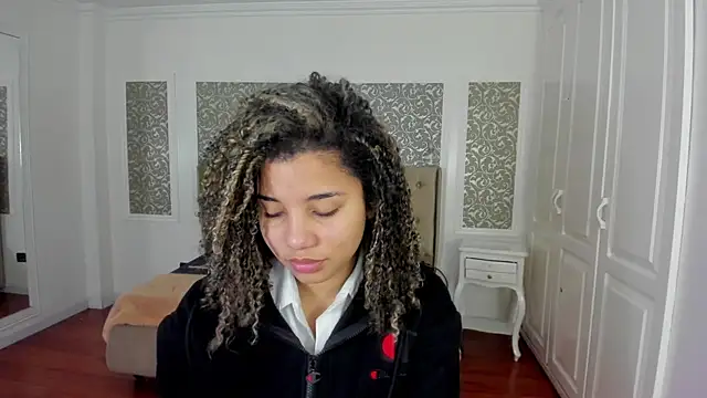 Snapshot of Mayaa_ross chatting on 09-12-25, 01:39 Mayaa ross online show from 09-12-25, 01:39