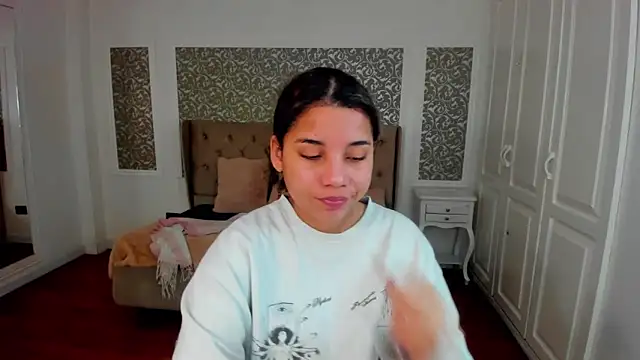 Snapshot of Mayaa_ross chatting on 09-25-25, 02:06 Mayaa ross online show from 09-25-25, 02:06