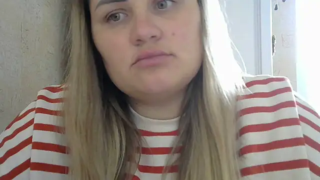 Snapshot of Honeydew-Waves chatting on 10-15-25, 08:55 Honeydew-Waves online show from 10-15-25, 08:55