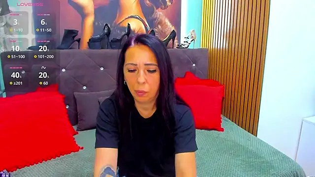 Snapshot of LauraSin chatting on 06-19-26, 05:52 LauraSin online show from 06-19-26, 05:52