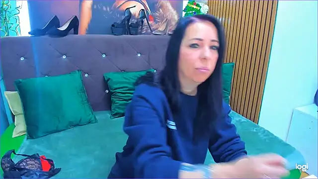 LauraSin online show from 12-20-25, 04:15