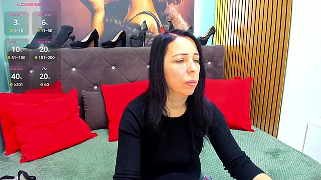 Snapshot of LauraSin chatting on 02-12-26, 05:18 LauraSin online show from 02-12-26, 05:18