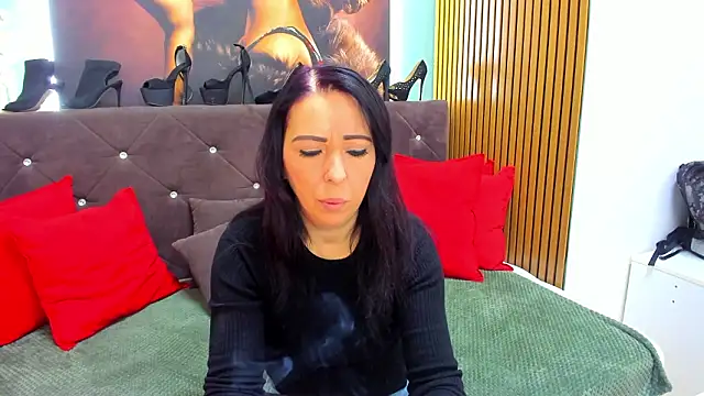 Snapshot of LauraSin chatting on 02-19-26, 07:00 LauraSin online show from 02-19-26, 07:00