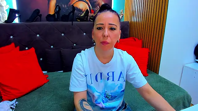 LauraSin online show from 05-21-26, 06:05