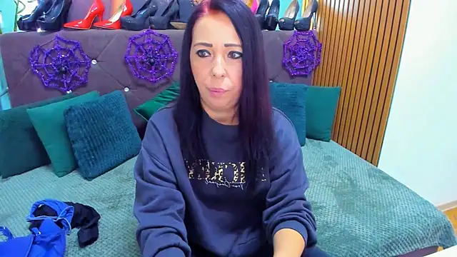 LauraSin online show from 10-26-25, 04:24