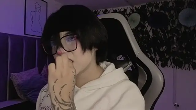 Kitty Gang online show from 05-15-26, 01:58