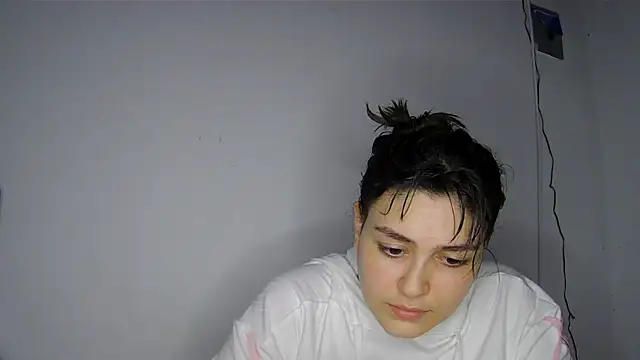 Snapshot of soysara15 chatting on 06-16-26, 02:33 soysara15 online show from 06-16-26, 02:33