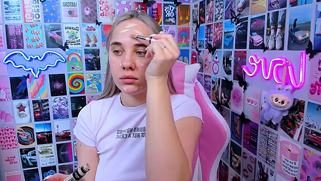 Snapshot of MiaMilas chatting on 12-17-25, 11:37 MiaMilas online show from 12-17-25, 11:37