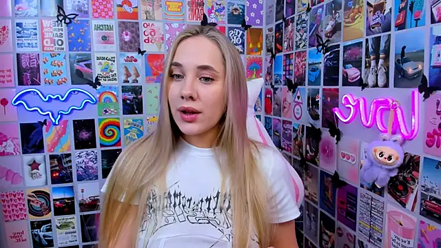 Snapshot of MiaMilas chatting on 12-19-25, 03:03 MiaMilas online show from 12-19-25, 03:03