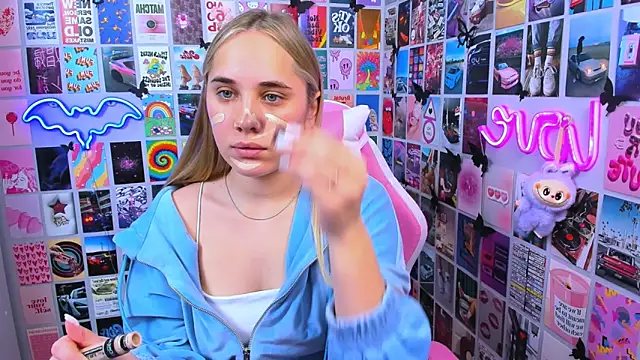 Snapshot of MiaMilas chatting on 12-15-25, 02:01 MiaMilas online show from 12-15-25, 02:01