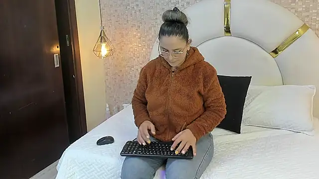 Snapshot of sophie_1 chatting on 02-26-25, 03:03 sophie 1 online show from 02-26-25, 03:03