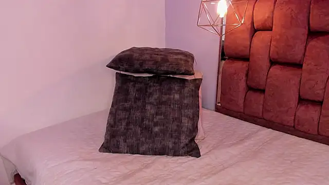Snapshot of kristakinnky chatting on 05-11-26, 12:17 kristakinnky online show from 05-11-26, 12:17