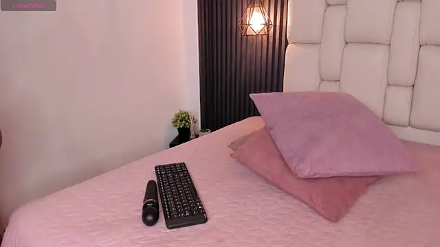 Snapshot of kristakinnky chatting on 05-27-26, 12:12 kristakinnky online show from 05-27-26, 12:12