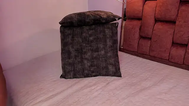 Snapshot of kristakinnky chatting on 05-09-26, 12:19 kristakinnky online show from 05-09-26, 12:19
