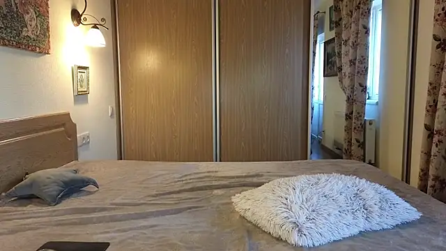 Tutti Frutt1s online show from 04-12-26, 05:00