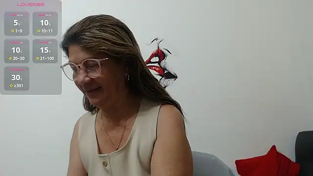 Snapshot of Aranza-Queen chatting on 10-20-25, 02:17 Aranza-Queen online show from 10-20-25, 02:17
