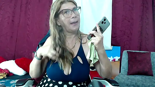 Snapshot of Aranza-Queen chatting on 02-15-25, 02:22 Aranza-Queen online show from 02-15-25, 02:22