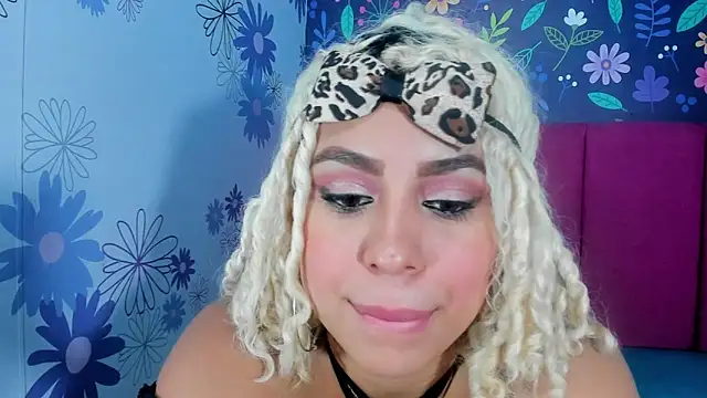Snapshot of Lucy_White__ chatting on 10-17-25, 08:54 Lucy White online show from 10-17-25, 08:54