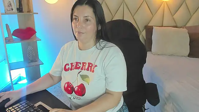 Snapshot of angelswets chatting on 05-19-26, 02:02 angelswets online show from 05-19-26, 02:02