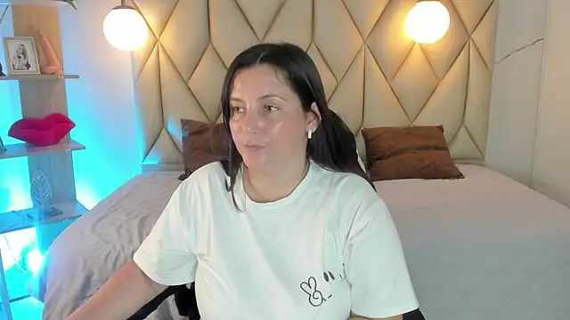 Snapshot of angelswets chatting on 06-20-26, 02:00 angelswets online show from 06-20-26, 02:00