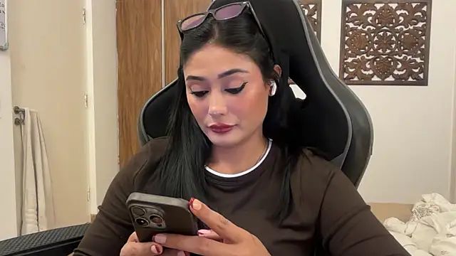 Snapshot of GoddessAnna chatting on 12-20-25, 05:49 GoddessAnna online show from 12-20-25, 05:49