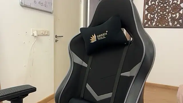 Snapshot of GoddessAnna chatting on 12-01-25, 06:31 GoddessAnna online show from 12-01-25, 06:31