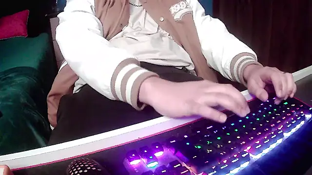 Snapshot of pisceslost chatting on 10-06-25, 12:45 pisceslost online show from 10-06-25, 12:45