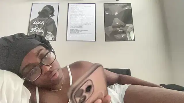 Snapshot of AveryJ99 chatting on 04-07-26, 01:02 AveryJ99 online show from 04-07-26, 01:02