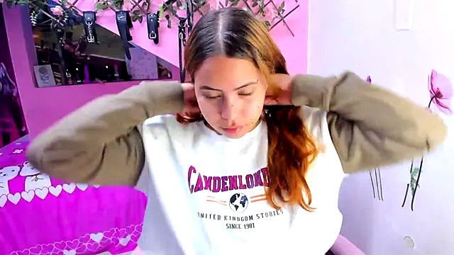 Snapshot of marcellaa303av chatting on 11-17-25, 02:59 marcellaa303av online show from 11-17-25, 02:59