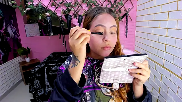 Snapshot of marcellaa303av chatting on 12-17-25, 03:33 marcellaa303av online show from 12-17-25, 03:33