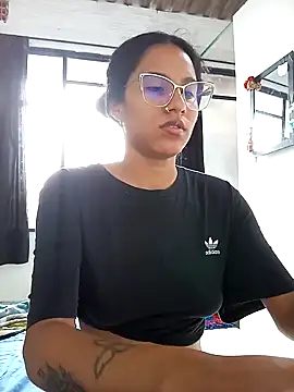 Snapshot of Karii-R chatting on 10-18-25, 04:20 Karii-R online show from 10-18-25, 04:20
