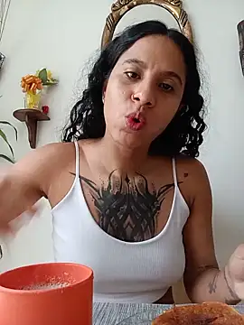 Snapshot of Karii-R chatting on 05-15-26, 02:04 Karii-R online show from 05-15-26, 02:04