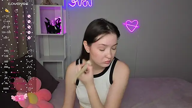 Snapshot of Fairyy_Moon chatting on 10-13-25, 12:34 Fairyy Moon online show from 10-13-25, 12:34