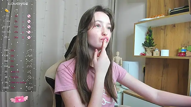 Snapshot of Fairyy_Moon chatting on 01-24-25, 04:39 Fairyy Moon online show from 01-24-25, 04:39