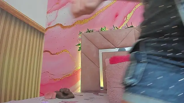 Taylor  cooper online show from 02-10-26, 06:40