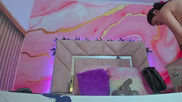 Taylor  cooper online show from 11-05-25, 06:33