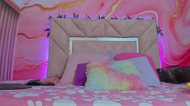 Taylor  cooper online show from 10-24-25, 06:40