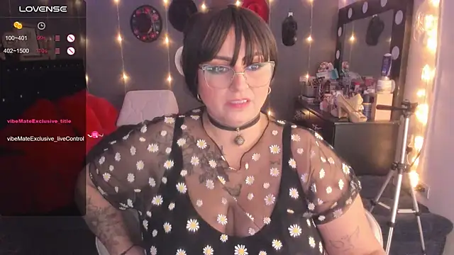 Snapshot of Ivonnee__ chatting on 03-11-25, 04:30 Ivonnee   online show from 03-11-25, 04:30