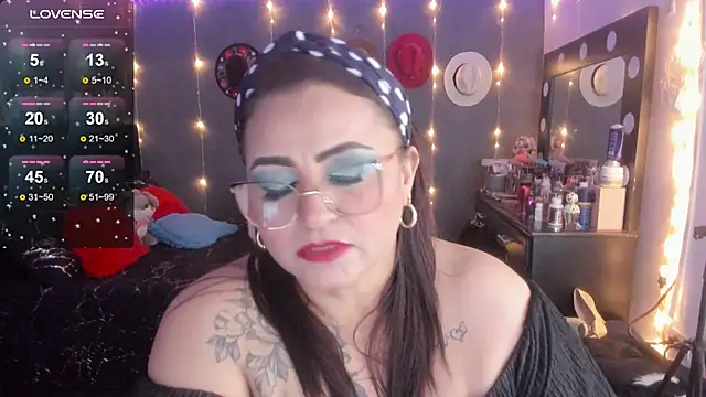 Snapshot of Ivonnee__ chatting on 03-23-25, 06:58 Ivonnee   online show from 03-23-25, 06:58