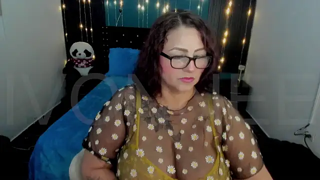 Snapshot of Ivonnee__ chatting on 08-07-26, 01:11 Ivonnee online show from 08-07-26, 01:11