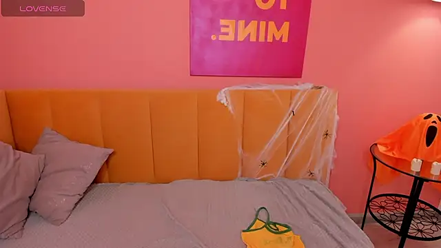 Snapshot of KetrinWhite chatting on 10-25-25, 01:27 KetrinWhite online show from 10-25-25, 01:27