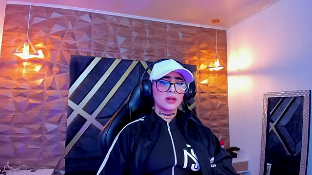 Snapshot of Alahia_Dangelo chatting on 10-03-25, 11:45 Alahia Dangelo online show from 10-03-25, 11:45